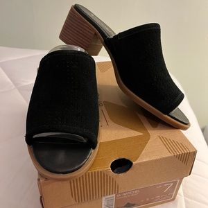 Kookaburra by Ugg. Raychele mule